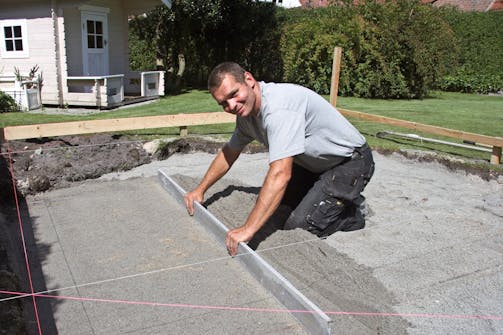 Træterrasse konstruktion: Solid og stabil bund under træterrassen Træterrasse opbygning: Solid og stabil bund under træterrassen